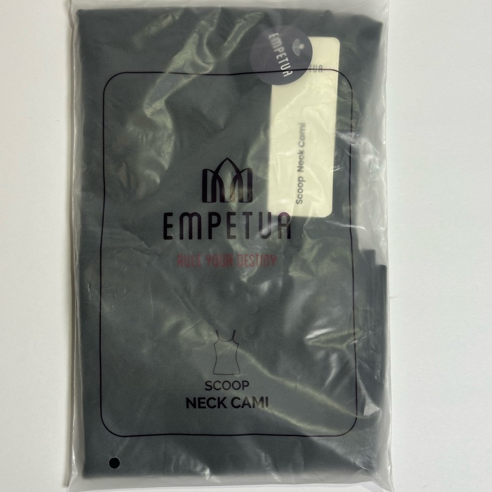 Empetua by Shapermint Scoop Neck Cami in Black